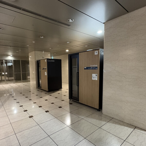 【提携】CocoDesk 新宿オークタワー 1Fエスカレーター下